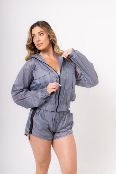 Jaqueta corta vento com capuz removível - Imagem 11